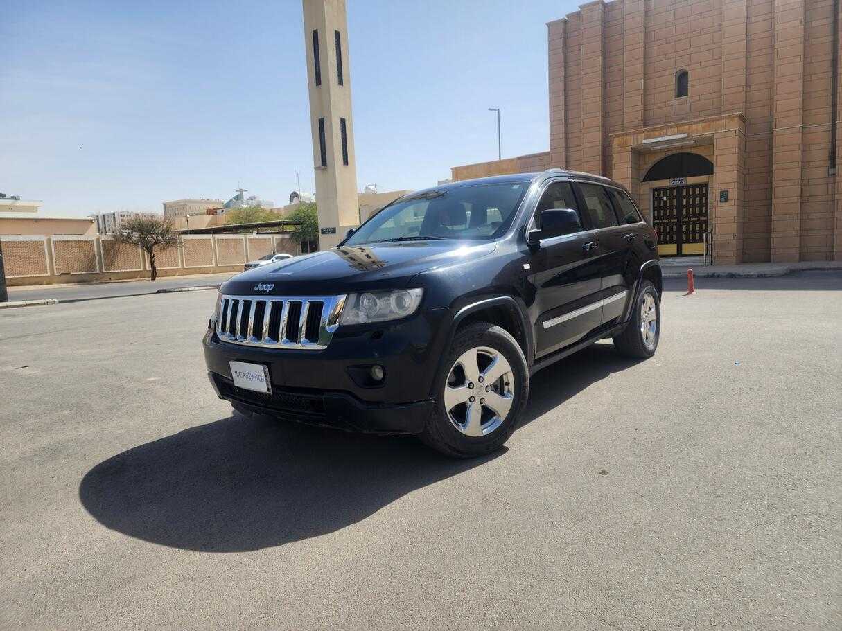 2013 Jeep Grand Cherokee Limited 5.7L Rental-pic_1